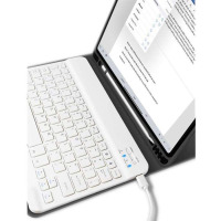 Czarne etui Tech-Protect SC z klawiaturą do iPad Pro 11, podłączone kablem ładującym, z widocznym rysikiem Apple Pencil wewnątrz obudowy i otwartym ekranem.