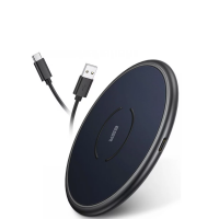 Okrągła ładowarka indukcyjna ESR w kolorze północ z logo marki na środku oraz dołączony przewód z wtyczkami USB-C i USB-A, widok z profilu na port ładowania.