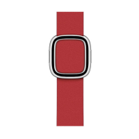 Czerwony pasek Apple Modern Buckle ze srebrną klamrą do zegarka Apple Watch, widok z góry na skórzany pasek z charakterystycznym zapięciem w rozmiarze M.
