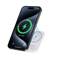 Biały powerbank Crong MagSpot Ultra Slim z MagSafe magnetycznie przyczepiony do czarnego iPhone'a, na którego ekranie widać animację ładowania 75 procent.