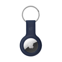 Granatowe etui silikonowe Crong do lokalizatora Apple AirTag z metalowym kółkiem na klucze, widoczne od frontu z umieszczonym wewnątrz srebrnym urządzeniem.