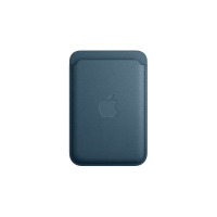 Portfel Apple z tkaniny FineWoven z MagSafe do iPhonea w kolorze głębia oceanu, z wytłoczonym logo Apple na środku, widok od frontu na akcesorium.