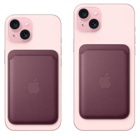 Dwa jasnoróżowe smartfony iPhone z zamocowanymi na pleckach portfelami Apple FineWoven z MagSafe w kolorze rubinowej morwy, widok na wyspy aparatów.