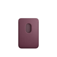 Portfel Apple z tkaniny FineWoven z MagSafe do iPhonea w kolorze rubinowa morwa, z widocznym centralnym otworem ułatwiającym dostęp do kart płatniczych.
