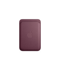 Portfel Apple z tkaniny FineWoven z MagSafe do iPhonea w kolorze rubinowa morwa, widoczny od frontu z wytłoczonym logo Apple na środku gładkiej powierzchni.