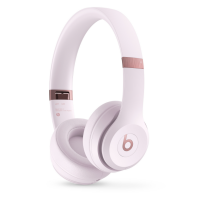 Słuchawki Beats Solo 4 Wireless w kolorze pudrowym, widok z profilu na lewą stronę z widocznym napisem Beats Solo 4 oraz logo marki na nauszniku.
