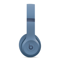 Słuchawki nauszne Beats Solo 4 Wireless w kolorze skalny błękit, widok z profilu na lewą muszlę z charakterystycznym logo marki oraz cyfrą cztery.
