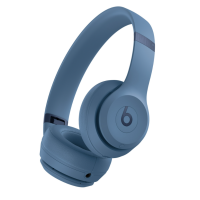 Słuchawki nauszne Beats Solo 4 Wireless w kolorze skalny błękit, ukazane w ujęciu pod kątem z widocznym logo marki na muszli oraz gniazdem audio u dołu.