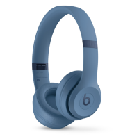 Słuchawki Beats Solo 4 Wireless w kolorze skalny błękit, widok z profilu na nausznik z logo Beats oraz napis Beats Solo 4 na wewnętrznej stronie pałąka.