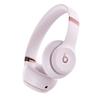 Słuchawki nauszne Beats Solo 4 Wireless w kolorze pudrowym z logo Beats na muszli, widok z profilu ukazujący metalowe akcenty i gniazdo słuchawkowe.