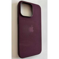 Rubinowe etui Apple FineWoven do iPhone 15 Pro Max z widocznym wytłoczonym logo Apple na pleckach oraz charakterystyczną ramką wokół wyspy aparatów.