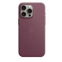 Rubinowe etui Apple FineWoven do iPhone 15 Pro Max z widocznym logo producenta na pleckach oraz wycięciem na potrójny aparat z lampą błyskową.