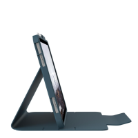 Granatowe etui UAG Metropolis SE do iPad 10,9 10. gen. ustawione w pozycji podstawki, widoczny profil urządzenia z rysikiem w uchwycie i otwarte zapięcie.