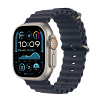 Apple Watch Ultra 2 w tytanowej kopercie 49mm z granatowym paskiem Ocean, widoczny pod kątem z włączonym wyświetlaczem prezentującym dane pogodowe i czas.
