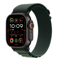 Apple Watch Ultra 2 w czarnej tytanowej kopercie 49mm z ciemnozieloną opaską Alpine, widok na tarczę z aktywnymi komplikacjami oraz pomarańczowy przycisk.