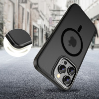 Czarne etui Tech-Protect MagEdge MagSafe do iPhone 16 Pro z widoczną wyspą aparatów, pierścieniem magnetycznym na pleckach oraz zbliżeniem na narożnik.