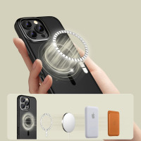 Czarne etui Tech-Protect MagEdge do iPhone 16 Pro z widocznym magnetycznym pierścieniem MagSafe oraz zestawem kompatybilnych akcesoriów Apple w tle.