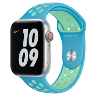Apple Watch z silikonowym paskiem Nike w kolorze Chlorine Blue i Green Glow, widoczny z boku, z tarczą zegarka pokazującą godzinę 10:09 oraz logo Nike.
