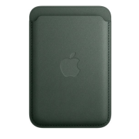 Portfel Apple z tkaniny FineWoven z MagSafe do iPhonea w kolorze wieczna zieleń, z wytłoczonym logo Apple na środku oraz widocznymi szwami na krawędziach.