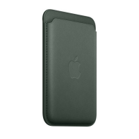 Portfel Apple z tkaniny FineWoven z MagSafe do iPhonea w kolorze wieczna zieleń, prezentujący wytłoczone logo Apple na froncie w widoku izometrycznym.