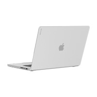 Przezroczysta obudowa Incase Hardshell Case na laptopie Apple MacBook Pro 16 z 2021 roku, widok z tyłu pod kątem prezentujący fakturę etui i porty.