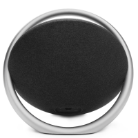 Czarny głośnik Harman Kardon Onyx Studio 8 o okrągłym kształcie z aluminiowym uchwytem, widok na tylny panel z wejściem AUX, zasilania oraz portem serwisowym.