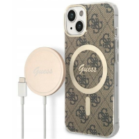 Brązowe etui Guess 4G z logo i złotym pierścieniem MagSafe do iPhone 14, obok którego znajduje się okrągła ładowarka indukcyjna z napisem Guess na kablu.