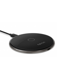 Czarna ładowarka indukcyjna Epico Wireless Pad z logo marki na środku, podłączona kablem USB-C, widoczna pod kątem na białym tle.
