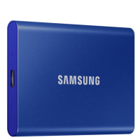 Niebieski dysk zewnętrzny Samsung T7 z widocznym portem USB-C na lewym boku obudowy, ukazany w ujęciu pod kątem prezentującym logo producenta na froncie.