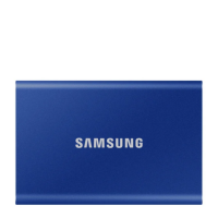 Niebieski dysk zewnętrzny Samsung T7 z centralnie umieszczonym srebrnym logo marki, widoczny od frontu na gładkim tle w minimalistycznym ujęciu.