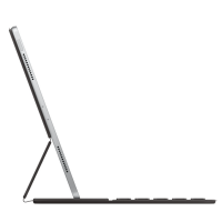 Czarna klawiatura Apple Smart Keyboard Folio do iPada Pro 11 ustawiona w pozycji podstawki, widok z profilu prezentujący kąt nachylenia tabletu.