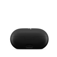 Czarne etui ładujące do słuchawek Beats Solo Buds, widok od tyłu na zawias oraz umieszczony centralnie port ładowania USB-C na dolnej krawędzi obudowy.