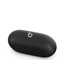 Czarne etui ładujące do słuchawek Beats Solo Buds z widocznym na środku wieczka szarym logo Beats w kształcie litery b, ujęcie z góry pod kątem.