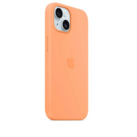 Pomarańczowe etui silikonowe Apple z MagSafe do iPhone 15, widok na tył urządzenia z wyeksponowaną wyspą aparatów oraz logo Apple na środku obudowy.