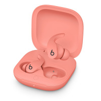 Słuchawki Beats Fit Pro w kolorze koralowy róż umieszczone w otwartym etui ładującym z widocznym logo marki, ujęcie pod kątem ukazujące wnętrze pudełka.