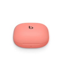 Etui ładujące do słuchawek Beats Fit Pro w kolorze koralowy róż z czarnym logo marki na środku, widoczne od frontu z zamkniętą klapką i diodą LED.