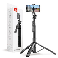 Aluminiowy selfie stick Bluetooth tripod Crong SelfieGo Ultra czarny z zamontowanym smartfonem, obok opakowanie produktu z listą funkcji i specyfikacją.