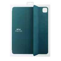 Etui Apple Smart Folio w kolorze Mallard Green do iPada Pro 12,9 cala 4. generacji, widoczne w opakowaniu z wycięciem na wyspę aparatów na tylnej części.