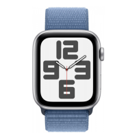 Apple Watch SE2 44mm w srebrnej kopercie z aluminium i paskiem sportowym w kolorze sztormowego błękitu, widok na tarczę z cyframi 12, 3, 6, 9.