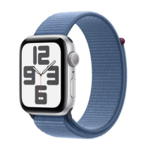 Apple Watch SE2 44mm w srebrnej kopercie z aluminium i paskiem sportowym w kolorze sztormowego błękitu, widoczny z profilu z tarczą pokazującą cyfry 12, 3, 6