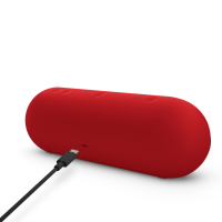 Czerwony głośnik Beats Pill w matowym wykończeniu, widok z tyłu na przyciski sterujące, diody oraz port ładowania USB-C z podłączonym kablem zasilającym.