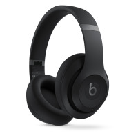 Czarne słuchawki bezprzewodowe Beats Studio Pro z widocznym logo marki na nauszniku, napisami Left Ear oraz Beats Studio Pro na pałąku, ujęcie z profilu.