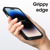 Dłoń trzyma czarne etui OtterBox Aneu do iPhone 14 Pro Max z kontrastowym zielonym przyciskiem bocznym i napisem Grippy edge podkreślającym teksturę.