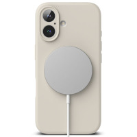 Kremowe etui silikonowe Ringke do iPhone 16 z magnetycznym pierścieniem MagSafe na pleckach, widoczna wyspa aparatów z dwoma obiektywami i lampą błyskową.