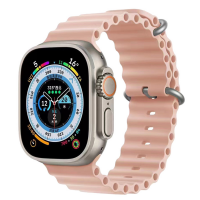 Różowy pasek Jinya Silicon Band do Apple Watch Ultra w kolorze Vintage Rose, zamontowany na tytanowej kopercie zegarka z widocznym cyfrowym cyferblatem.