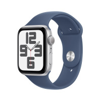 Apple Watch SE2 40mm w srebrnej kopercie z niebieskim paskiem sportowym, widok z boku na tarczę z cyframi 12, 3, 6, 9 oraz przycisk boczny i koronkę.