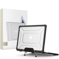 Etui Tech-Protect Smartshell Pro do MacBook Air 15 z logo marki, czarną ramką i przezroczystym panelem, ustawione na rozkładanych nóżkach obok opakowania.