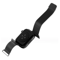 Czarny pasek Puro Milanese Magnetic Band do Apple Watch, widoczny od strony wewnętrznej koperty z magnetycznym zapięciem i metalową plecioną fakturą.