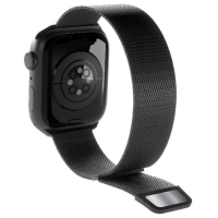 Czarny pasek Puro Milanese Magnetic Band do Apple Watch z magnetycznym zapięciem, ukazujący tył koperty zegarka z czujnikami tętna i charakterystyczny splot.