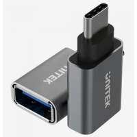 Szara przejściówka Unitek USB-A na USB-C 3.1 Gen1 z metalową obudową, ukazująca wtyk USB-C oraz gniazdo USB-A z charakterystycznym niebieskim wnętrzem.